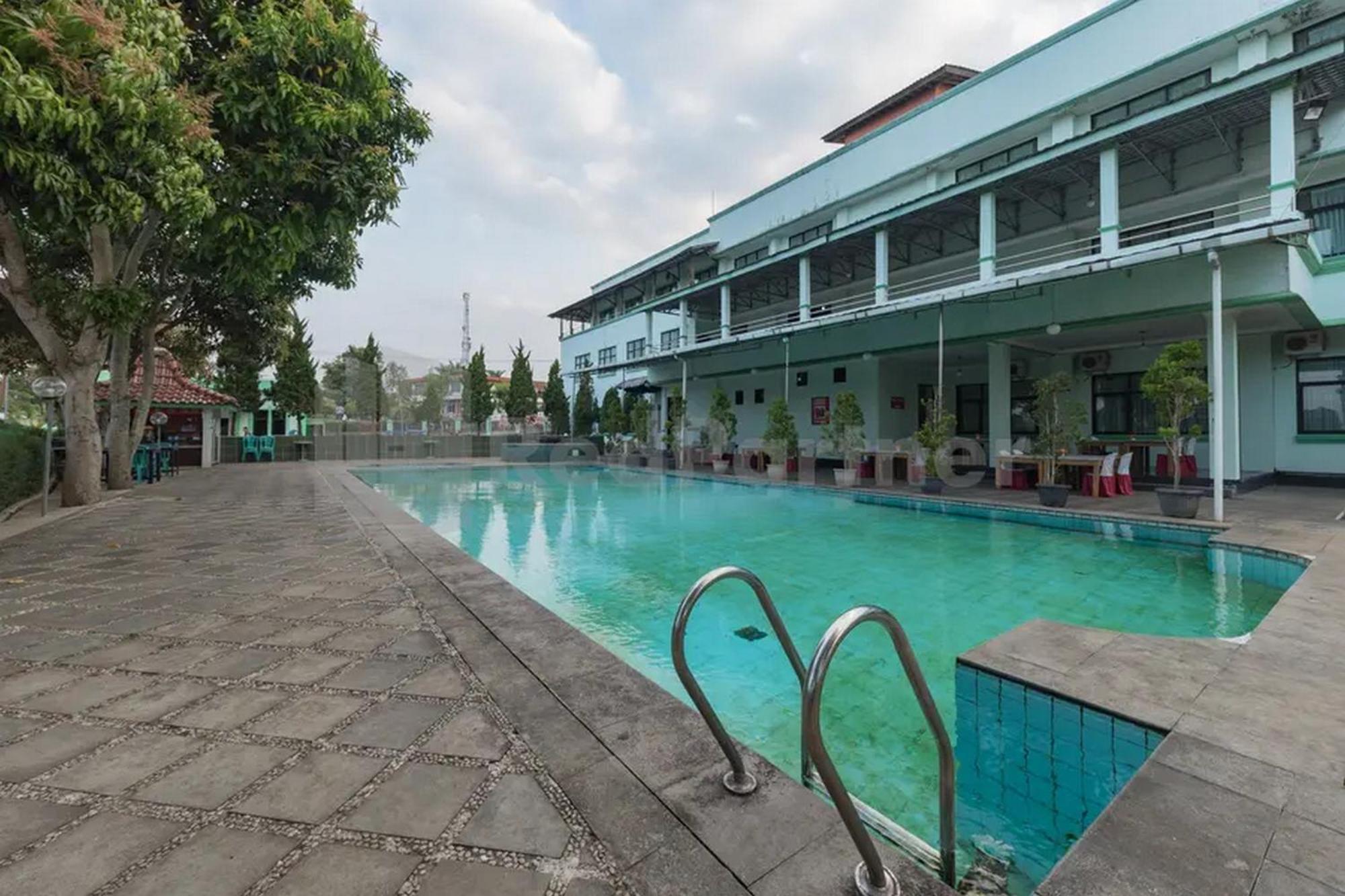 Hotel Ayong Linggarjati Kuningan Mitra Reddoorz Zewnętrze zdjęcie